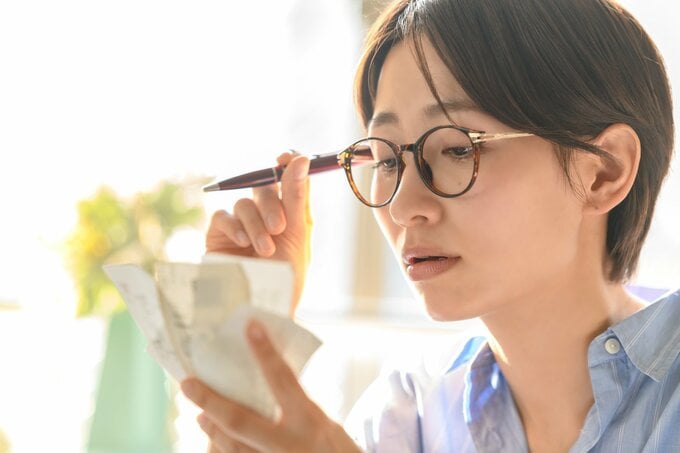 レシートをもつ女性