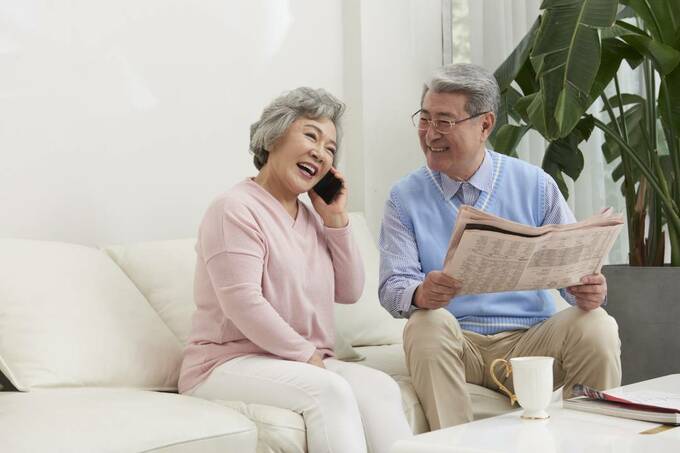 電話する老夫婦