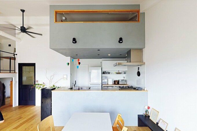 キッチンの上にもともとあった天井つりの小屋裏収納を改修し、読書スペースに。