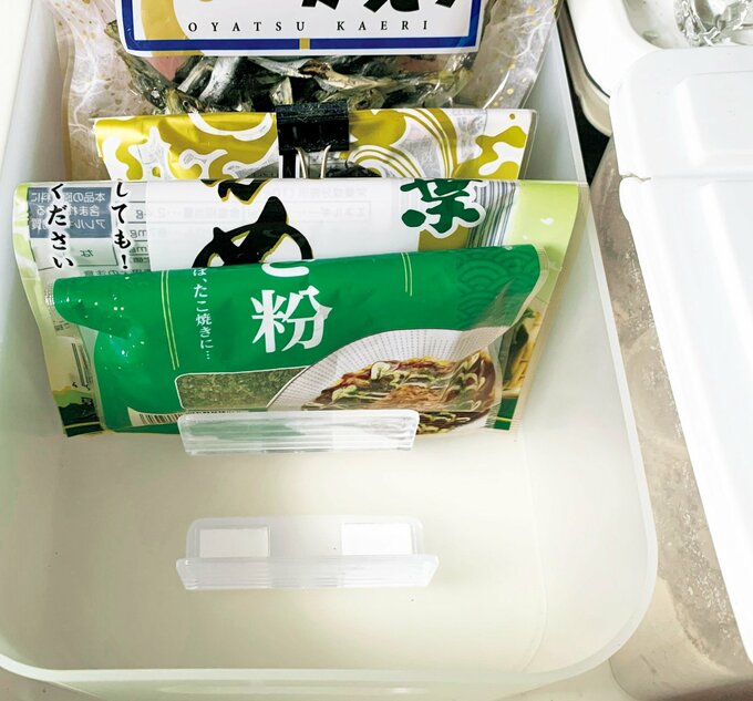 仕切り板を活用したキッチン棚の中身