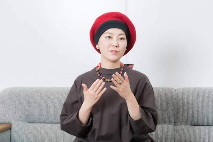 お話をする様子の女性