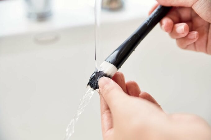ブラシを水洗い