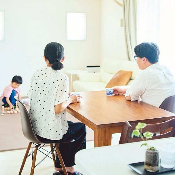 子どもを見守る家族