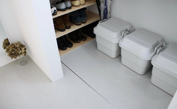 防災グッズを収納したコンテナ