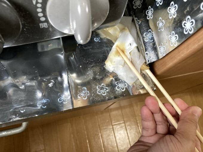割り箸でつまみながら掃除