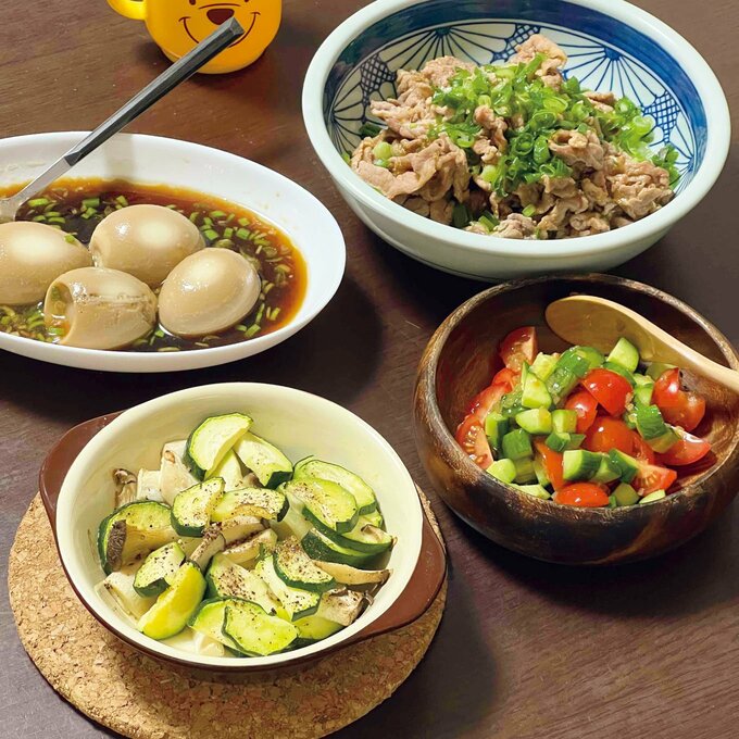 キャプション豚肉の炒め物/味玉/トマトとキュウリのサラダ/ズッキーニとエリンギのグリル