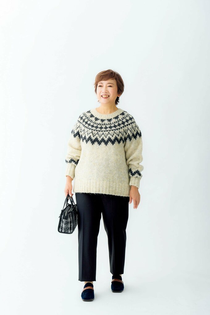 柄物セーター着た女性
