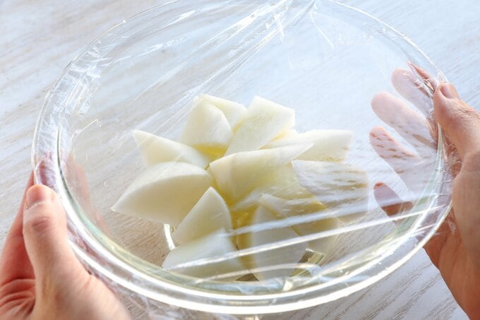 乱切りにした大根をレンチン