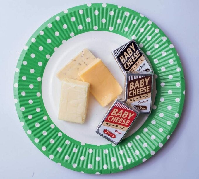 紙皿にチーズ