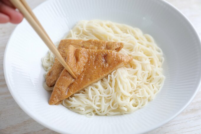 ゆでたそうめんに盛り付けをする