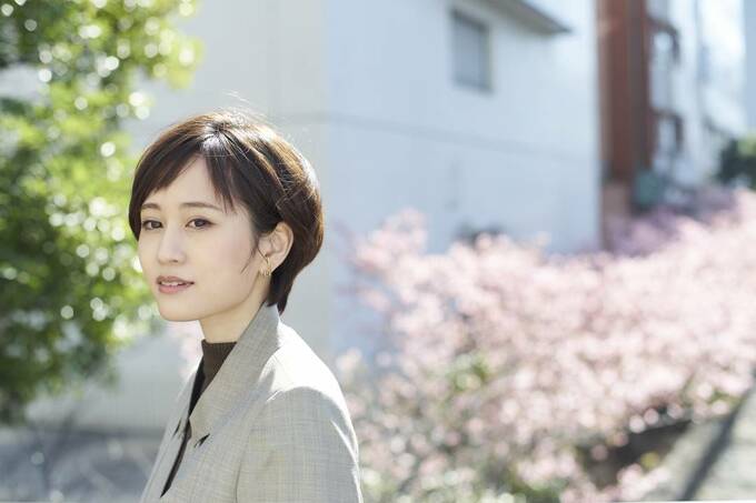 女性の後ろに桜