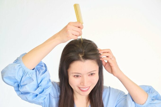 コームを使う女性