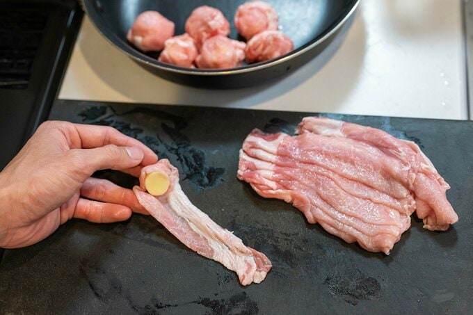 肉でチーズを包む様子