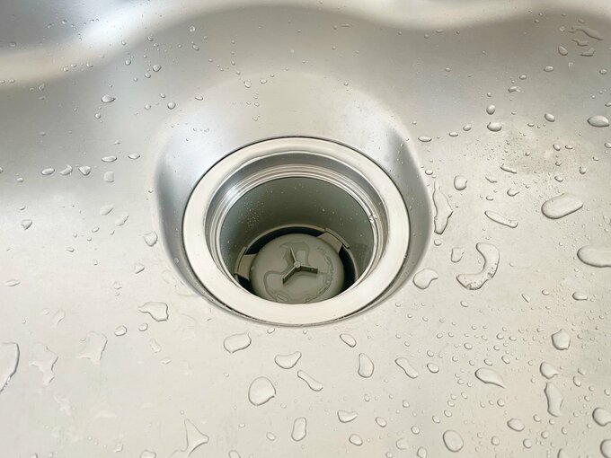 排水口を洗う