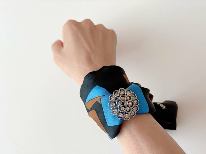 手首にスカーフを巻く