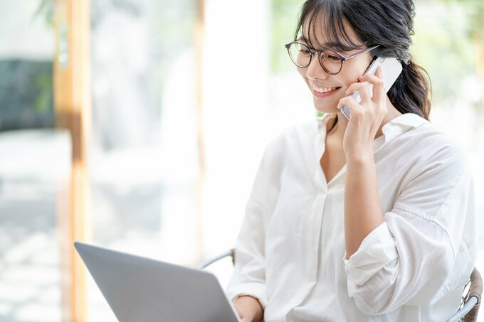 電話する女性
