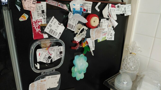 冷蔵庫にはったシールやテープ類