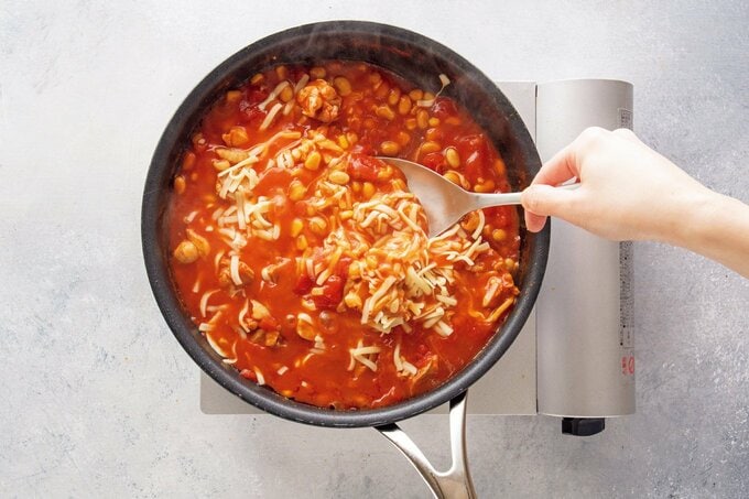 チーズを入れて混ぜる