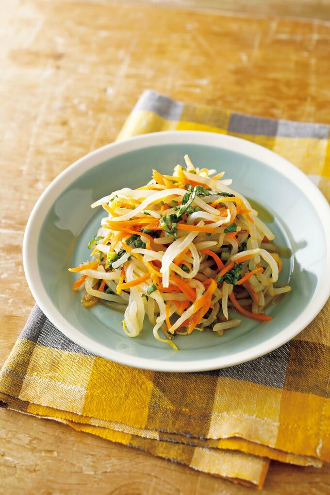 モヤシとニンジンのピリ辛春菊ダレあえ