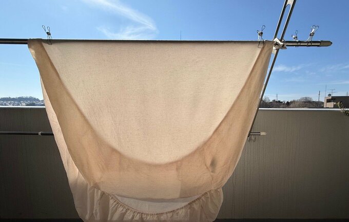 天気の良い日に外に干されたボックスシーツ