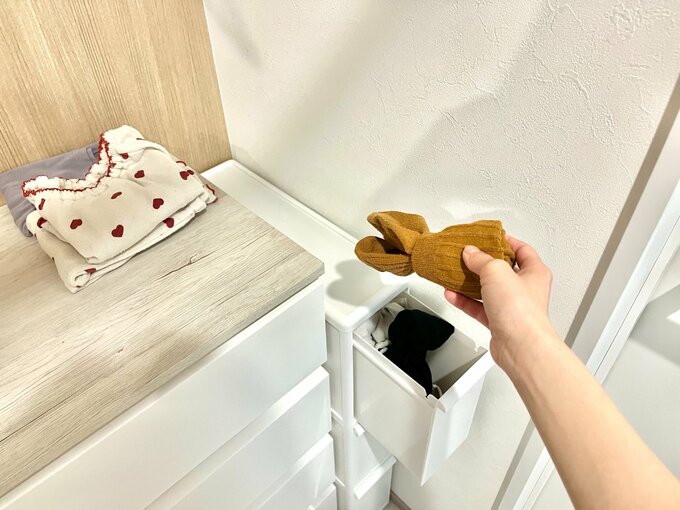 衣類を収納している様子