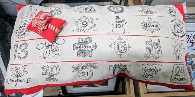 クッションやドアストッパーになっているアドベントカレンダー