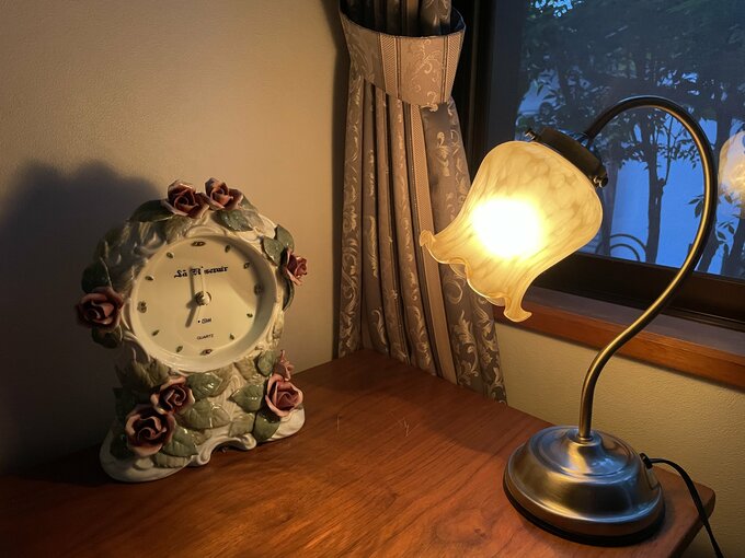 テーブルの上のライトと時計