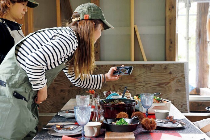 写真を撮りまくる海老原さん