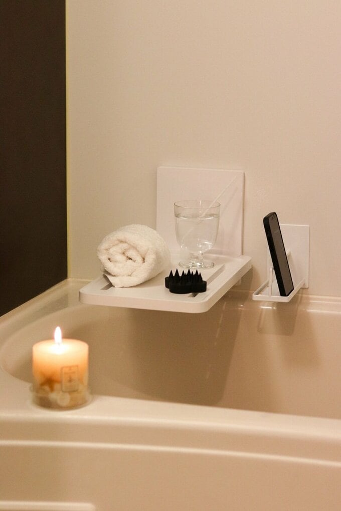 Towerの「マグネットバスルーム折りたたみ棚」と「マグネットバスルームスマートフォンスタンド」