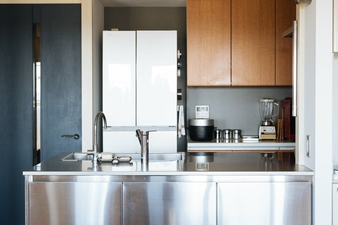 オールステンレスのキッチン