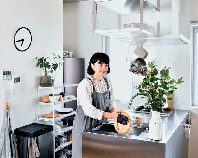 食器を洗う女性