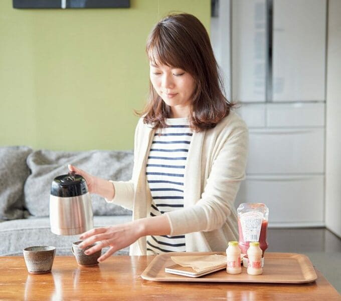 ポッドを持つ女性