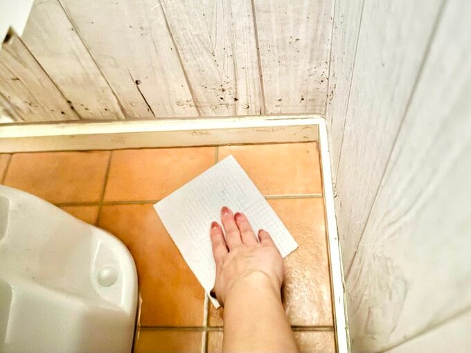 トイレシートで床を拭く様子