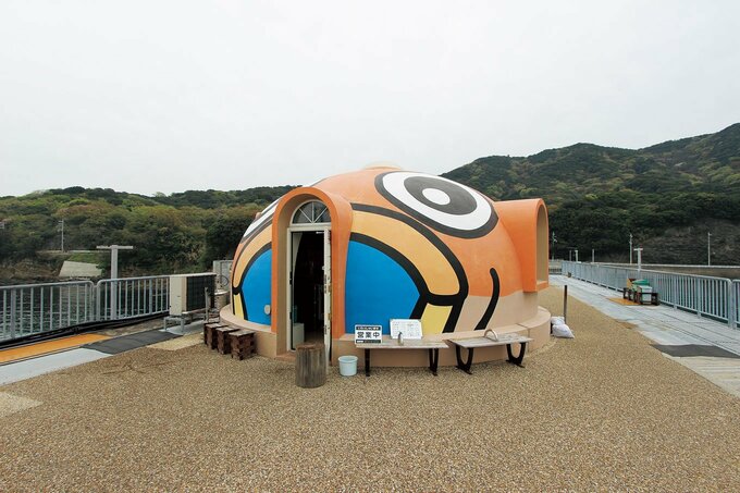 岸側にある円形のドームは「とっと食堂」。魚介類の定食のほか、うどんなどの定番メニューもあり