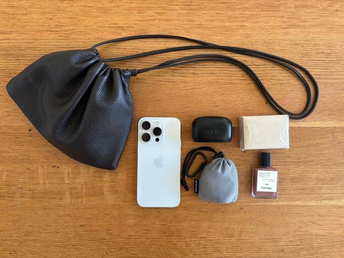 一方、グレーのエコバッグはバッグやポケットにいつも入れて持ち歩いています