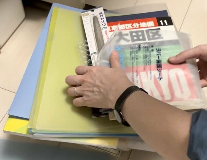 バインダーや本を捨てる様子