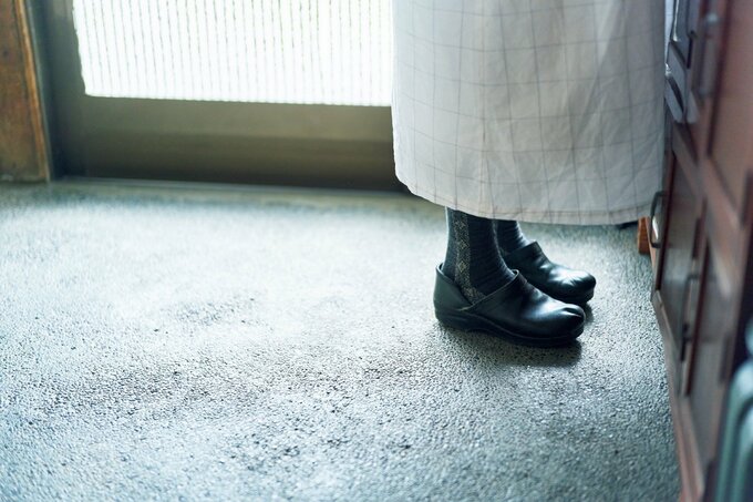 靴を履いた足元