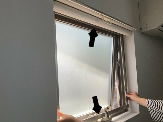 窓枠内の天井づけカーテンが仇に