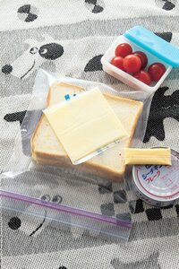 食パンは乾燥しないようにファスナーつき保存袋に入れて。チーズは個包装のものが衛生的で安心