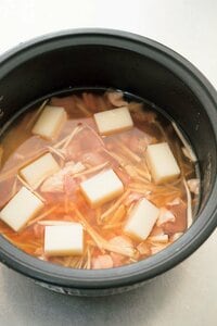 切りもちを入れれば、もち米いらずでおこわが完成