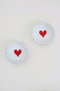 お気に入りの皿は壁に飾って楽しむ