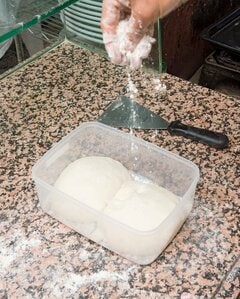 (8)打ち粉をして取り出す