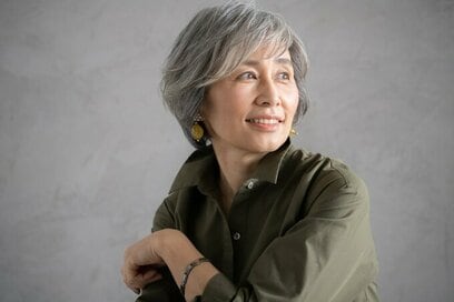 50代、「白髪」は生かした者勝ち。年齢によって変化する髪質との向き合い方