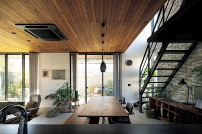 30代が建てた家。大きな窓から光注ぐLDKとおこもり感あるテラスが大好き