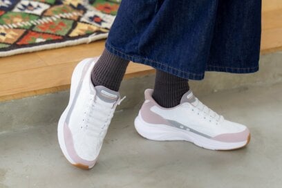 着脱しやすいスニーカーがラクすぎる…2025年、400人が選ぶ「ファッション・インナーケアグッズ」人気8選