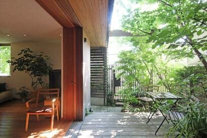 家を建てるなら、庭に緑を植えたほうがいい理由。雑草とのつき合い方も解説