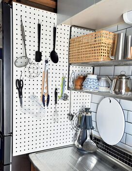 有孔ボードとフックで！2畳の狭小キッチンが快適に