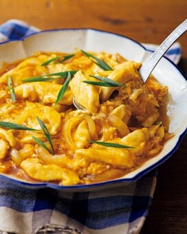 ふんわり美味な「鶏胸肉の卵とじ」。甘めのしょうゆ味がご飯にぴったり