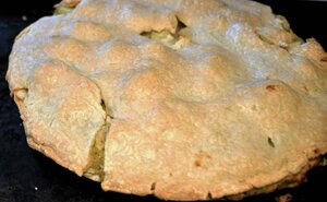 焼きあがったチキンポットパイ