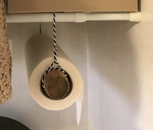 キッチンのレンジフード横のすき間にペーパータオルを収納